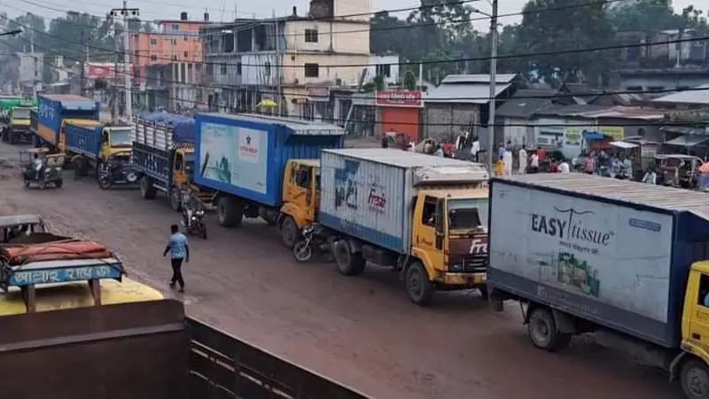 এক কিলোমিটার পেরোতে সময় লাগছে এক ঘণ্টা এক কিলোমিটার পেরোতে সময় লাগছে এক ঘণ্টা