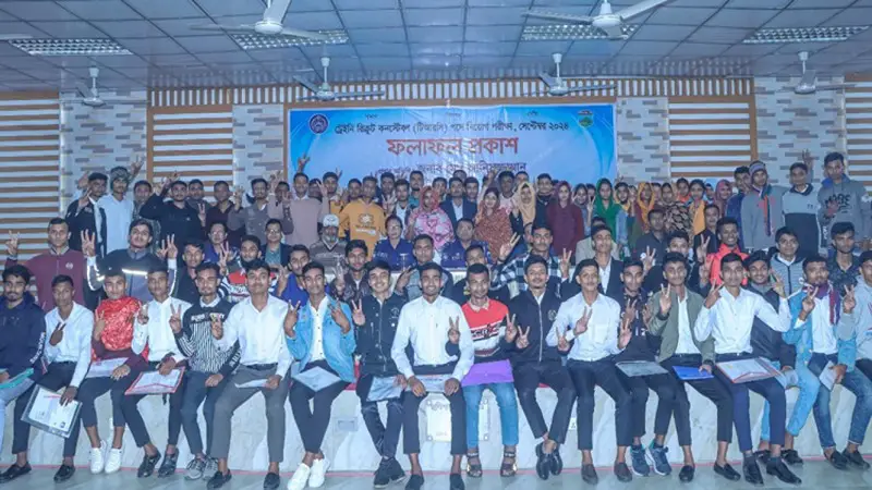 রাজশাহী: ৭৬ তরুণ-তরুণী পুলিশের চাকরি পেলেন মাত্র ১৪০ টাকায় রাজশাহী: ৭৬ তরুণ-তরুণী পুলিশের চাকরি পেলেন মাত্র ১৪০ টাকায়