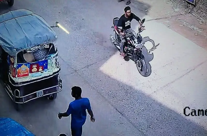 চিকিৎসা নিতে এসে শখের বাইক হারালেন রোগী, সিসিটিভিতে ধরা পড়লো চোর! চিকিৎসা নিতে এসে শখের বাইক হারালেন রোগী, সিসিটিভিতে ধরা পড়লো চোর!