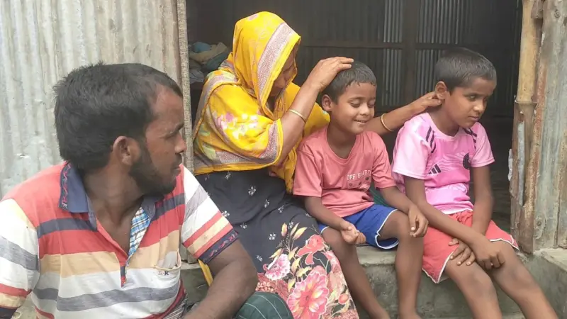 আলোহীন জীবনে লড়াই: চার প্রতিবন্ধী সদস্য নিয়ে পারিছা খাতুনের বেঁচে থাকার সংগ্রাম আলোহীন জীবনে লড়াই: চার প্রতিবন্ধী সদস্য নিয়ে পারিছা খাতুনের বেঁচে থাকার সংগ্রাম