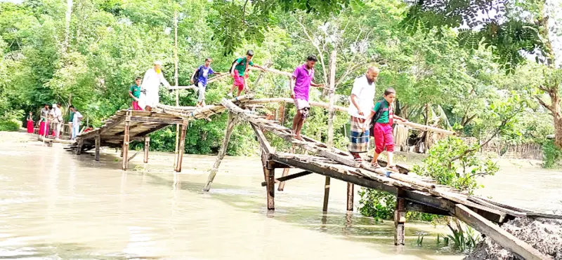 মোরেলগঞ্জে ১০ গ্রামের মানুষের ভাঙা পুলই ভরসা মোরেলগঞ্জে ১০ গ্রামের মানুষের ভাঙা পুলই ভরসা