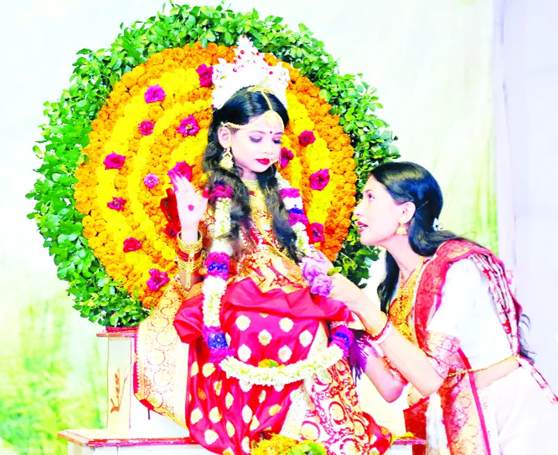 কুমারী পূজায় মানুষের ঢল আজ মহানবমী কুমারী পূজায় মানুষের ঢল আজ মহানবমী