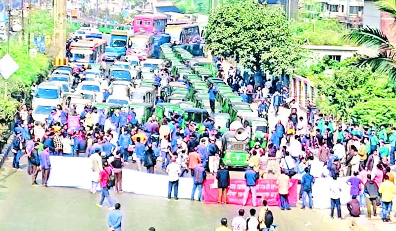 বনানীতে সিএনজি চালকদের সড়ক অবরোধ, ভোগান্তি বনানীতে সিএনজি চালকদের সড়ক অবরোধ, ভোগান্তি