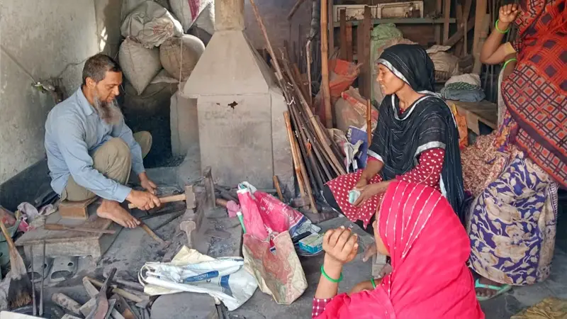 টুংটাং শব্দে মুখরিত মেহেরপুরের কামারপাড়া টুংটাং শব্দে মুখরিত মেহেরপুরের কামারপাড়া
