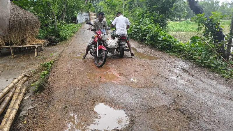 কুড়িগ্রামের ফুলবাড়ীতে বেহাল সড়কে যাতায়াতে দুর্ভোগ