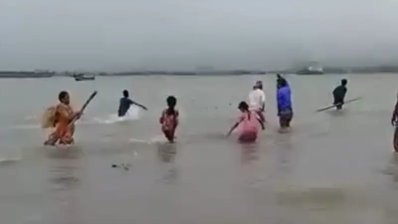 মুন্সীগঞ্জে বালু উত্তোলনকারীদের ওপর গ্রামবাসীর ধাওয়া ও সংঘর্ষে আহত ৫ মুন্সীগঞ্জে বালু উত্তোলনকারীদের ওপর গ্রামবাসীর ধাওয়া ও সংঘর্ষে আহত ৫