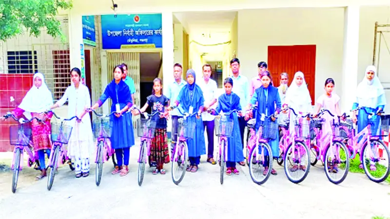তেঁতুলিয়ার পল্লীকন্যা সাইকেলে যাবে স্কুলে