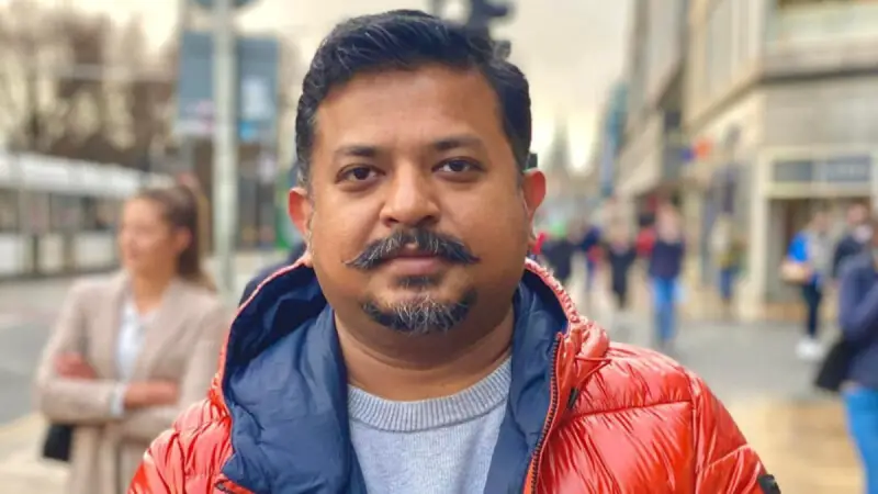 আরেকটি ছায়া সরকার পরিচালিত হচ্ছে, যার অগ্রভাগে রয়েছে অন্তত ৬ জন এবং ১৪ জনের বিশেষ দল আরেকটি ছায়া সরকার পরিচালিত হচ্ছে, যার অগ্রভাগে রয়েছে অন্তত ৬ জন এবং ১৪ জনের বিশেষ দল