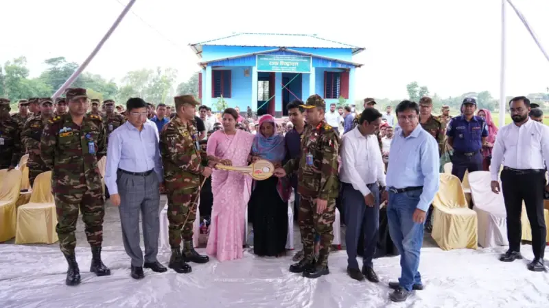 হাটহাজারীতে বন্যায় ক্ষতিগ্রস্তদের মধ্যে ঘরের চাবি হস্তান্তর করলেন চট্টগ্রামের জেলা প্রশাসক হাটহাজারীতে বন্যায় ক্ষতিগ্রস্তদের মধ্যে ঘরের চাবি হস্তান্তর করলেন চট্টগ্রামের জেলা প্রশাসক