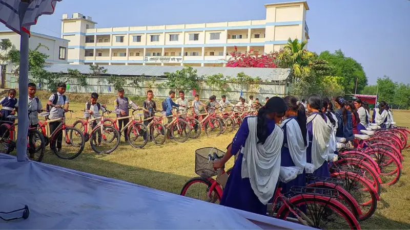 পিছিয়ে থাকা গ্রামকে এগিয়ে নিয়েছে যে স্কুল ! পিছিয়ে থাকা গ্রামকে এগিয়ে নিয়েছে যে স্কুল !