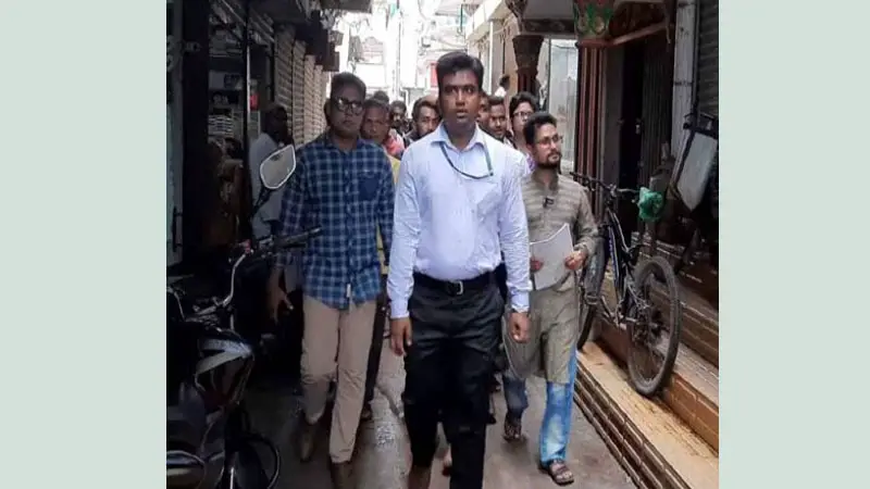 বাগেরহাটে বাজার মনিটরিংয়ে শিক্ষার্থীরা বাগেরহাটে বাজার মনিটরিংয়ে শিক্ষার্থীরা