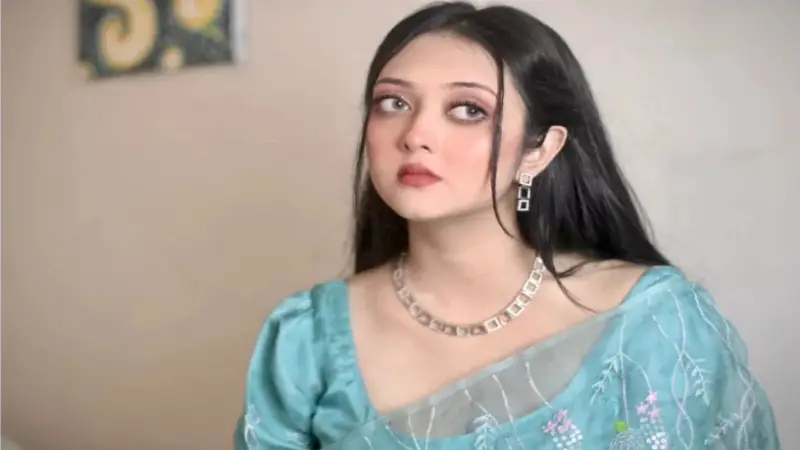 কখনো খোলা ম্যানহোল, কখনো উড়ে আসা বিমান! আহারে জীবন!—পারশা মাহজাবীন কখনো খোলা ম্যানহোল, কখনো উড়ে আসা বিমান! আহারে জীবন!—পারশা মাহজাবীন