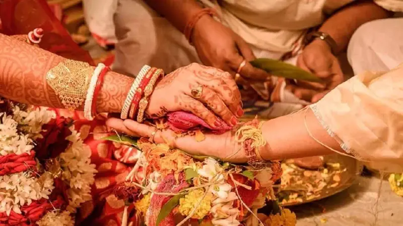 ডাক্তার পরিচয়ে নার্সকে বিয়ে করতে গিয়ে ধরা খেলেন দুধ ব্যবসায়ী ডাক্তার পরিচয়ে নার্সকে বিয়ে করতে গিয়ে ধরা খেলেন দুধ ব্যবসায়ী