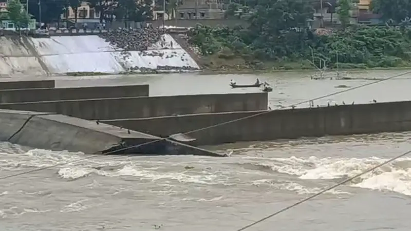 ভেঙে গেছে ভারতের আত্রাই নদীর বাঁধ, ভয়াবহ বন্যার ঝুঁকিতে বাংলাদেশ ভেঙে গেছে ভারতের আত্রাই নদীর বাঁধ, ভয়াবহ বন্যার ঝুঁকিতে বাংলাদেশ