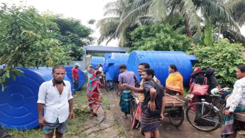 বাগেরহাটে বৃষ্টির পানি সংরক্ষণে পানির ট্যাংকি বিতরণ বাগেরহাটে বৃষ্টির পানি সংরক্ষণে পানির ট্যাংকি বিতরণ