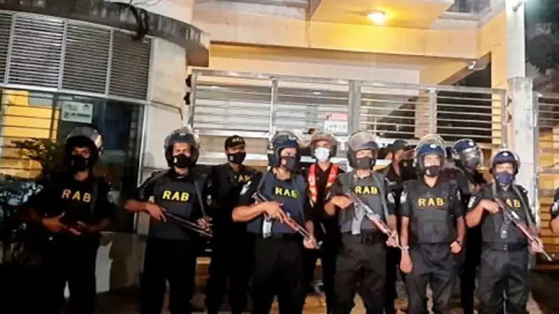 রাজধানীতে বোমা তৈরির কারখানা ঘিরে রেখেছে র্যাব রাজধানীতে বোমা তৈরির কারখানা ঘিরে রেখেছে র্যাব