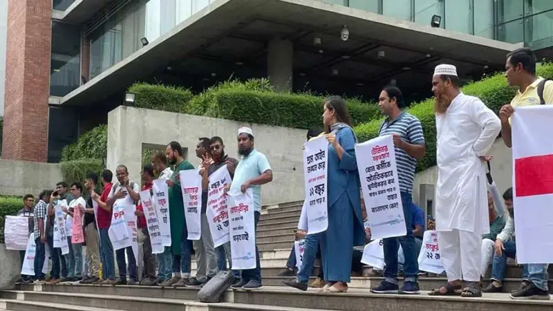 গ্রামীণফোনের চাকরিচ্যুত ২০২ জন কর্মীর বিক্ষোভ গ্রামীণফোনের চাকরিচ্যুত ২০২ জন কর্মীর বিক্ষোভ