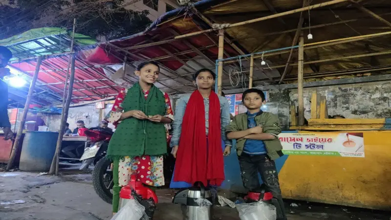 সড়কে কিশোর তিন ভাই-বোনের চায়ের ব্যবসা সড়কে কিশোর তিন ভাই-বোনের চায়ের ব্যবসা