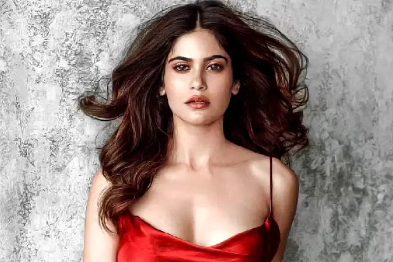 অভিনেত্রী চিৎকার করে বললেন, ‘লোকটা আমাকে খারাপ কিছু দেখাচ্ছে’ অভিনেত্রী চিৎকার করে বললেন, ‘লোকটা আমাকে খারাপ কিছু দেখাচ্ছে’
