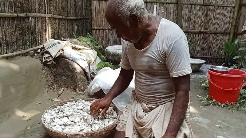 কালের বিবর্তনে বিলুপ্তির পথে জুগি চুন কালের বিবর্তনে বিলুপ্তির পথে জুগি চুন