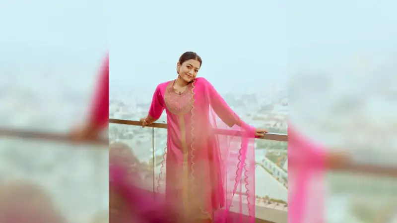 পিংক কুর্তা সেটে সুরম্য সৌন্দর্যে রাশ্মিকা মান্দানা পিংক কুর্তা সেটে সুরম্য সৌন্দর্যে রাশ্মিকা মান্দানা