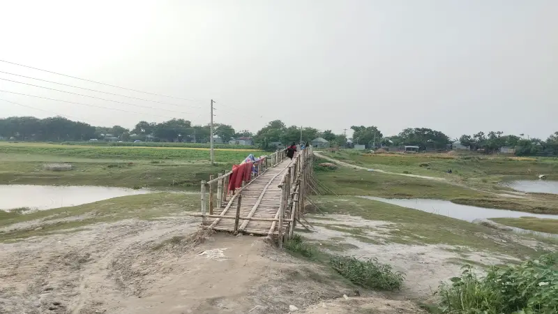 ঝুঁকিপূর্ণ বাঁশের সাঁকোই ভরসা সাত গ্রামের মানুষের ঝুঁকিপূর্ণ বাঁশের সাঁকোই ভরসা সাত গ্রামের মানুষের