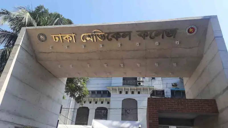 গণমাধ্যমকর্মী ও তার দুই ভাইকে কুপিয়ে জখম