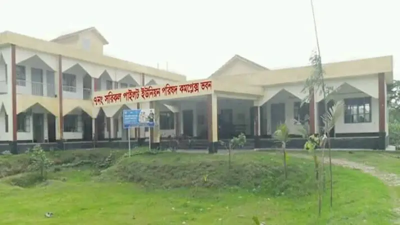 গৌরনদীর দুইটি ইউনিয়ন পরিষদ ভবনে তালা গৌরনদীর দুইটি ইউনিয়ন পরিষদ ভবনে তালা