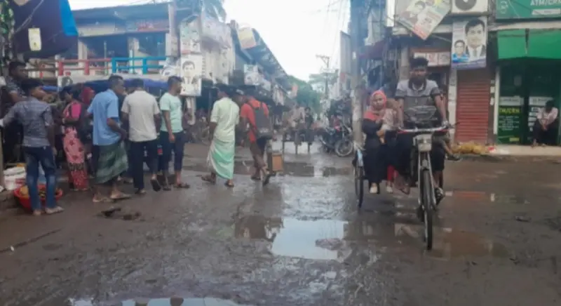 মুকসুদপুর পৌরসভা ও বাজার এলাকায় রাস্তায় জনদুর্ভোগ চরমে