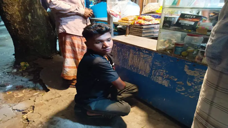 পঙ্গু ছেলের কাঁধে সংসার: ভিক্ষা করে বেঁচে আছেন বৃদ্ধা মা ও ছেলে পঙ্গু ছেলের কাঁধে সংসার: ভিক্ষা করে বেঁচে আছেন বৃদ্ধা মা ও ছেলে