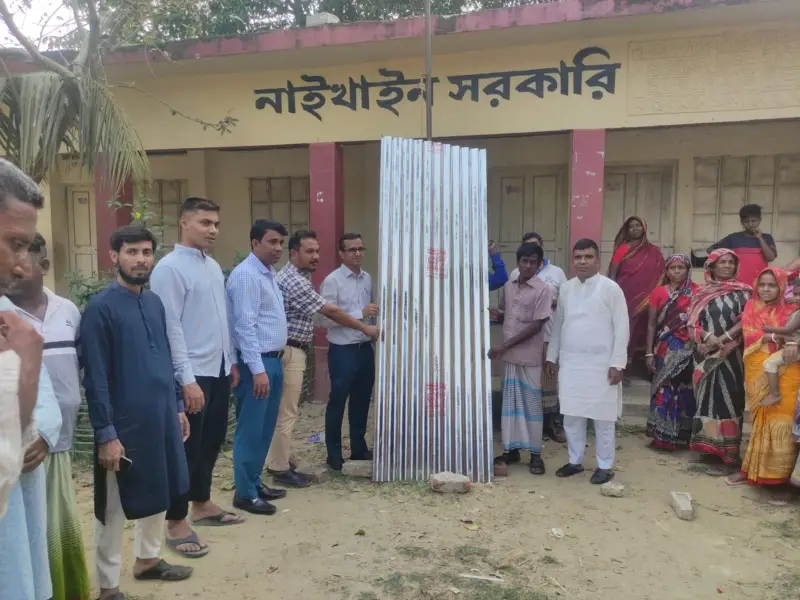 পটিয়ায় অগ্নিদুর্গত ২২ জেলে পরিবার পেল ঢেউটিন ও চাল পটিয়ায় অগ্নিদুর্গত ২২ জেলে পরিবার পেল ঢেউটিন ও চাল