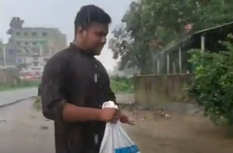 ঈদের দিনে বৃষ্টিতে ভিজে শহীদ পরিবারদের পাশে হাসনাত আবদুল্লাহ ঈদের দিনে বৃষ্টিতে ভিজে শহীদ পরিবারদের পাশে হাসনাত আবদুল্লাহ