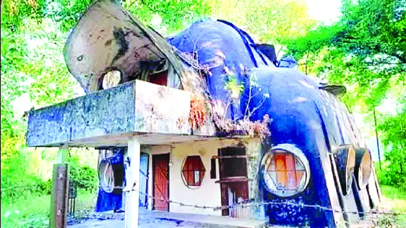 অবহেলায় পড়ে আছে ১৩২ বছরের ঐতিহ্যের স্মারক অবহেলায় পড়ে আছে ১৩২ বছরের ঐতিহ্যের স্মারক