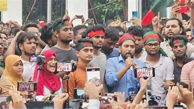 হঠাৎ কেন গর্জে উঠলেন ছাত্র সমন্বয়করা? হঠাৎ কেন গর্জে উঠলেন ছাত্র সমন্বয়করা?