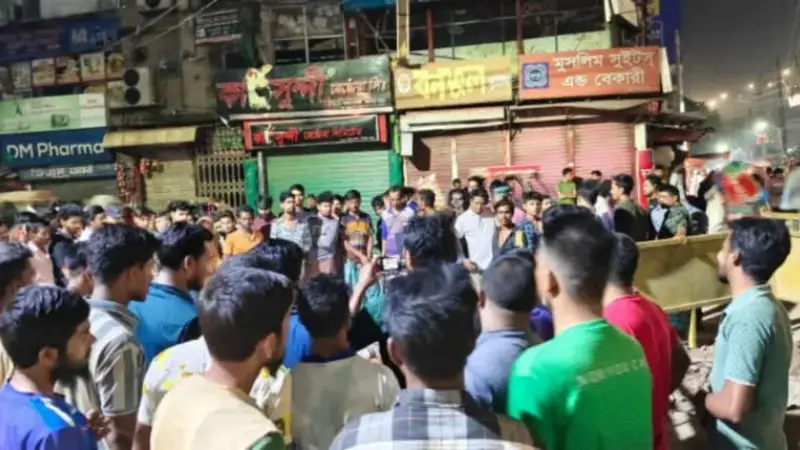 শিশু ধর্ষণে অভিযুক্ত কিশোরকে গনপিটুনি, আহত পুলিশ সদস্য শিশু ধর্ষণে অভিযুক্ত কিশোরকে গনপিটুনি, আহত পুলিশ সদস্য
