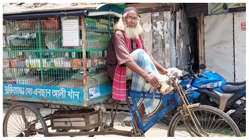 ভ্যান গাড়িতে বই বিক্রি করছেন ৮৯ বছর বয়সের বীর মুক্তিযোদ্ধা ভ্যান গাড়িতে বই বিক্রি করছেন ৮৯ বছর বয়সের বীর মুক্তিযোদ্ধা