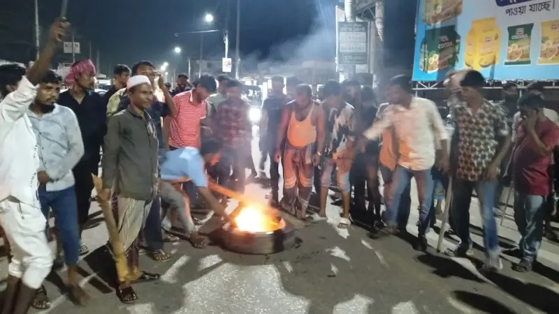 ভোলায় বাস ও সিএনজি শ্রমিকদের মধ্যে মারামারি ঘটনায় অনির্দিষ্টকালের জন্য বাস ধর্মঘট ভোলায় বাস ও সিএনজি শ্রমিকদের মধ্যে মারামারি ঘটনায় অনির্দিষ্টকালের জন্য বাস ধর্মঘট