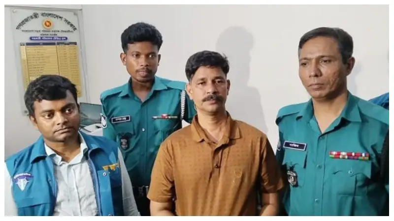 ছদ্মবেশে বিআরটিএ অফিসে দুদকের অভিযান, দালাল আটক ছদ্মবেশে বিআরটিএ অফিসে দুদকের অভিযান, দালাল আটক