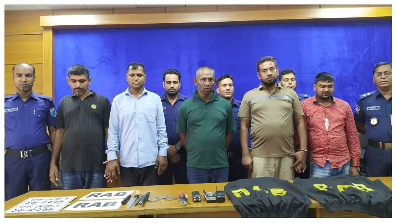 র্যাব পরিচয়ে যাত্রীবাহী বাসে ডাকাত, আটক ৫ র্যাব পরিচয়ে যাত্রীবাহী বাসে ডাকাত, আটক ৫