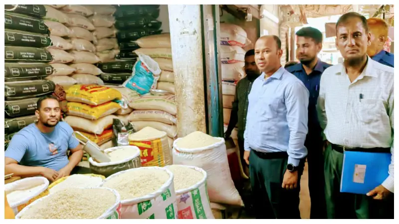 আখাউড়ায় পাটজাত মোড়ক ব্যবহার না করায় চার দোকানিকে অর্থদণ্ড আখাউড়ায় পাটজাত মোড়ক ব্যবহার না করায় চার দোকানিকে অর্থদণ্ড
