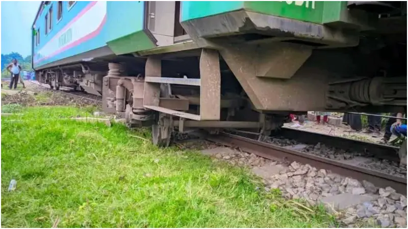 দুর্ঘটনায় বন্ধ ব্রাহ্মণবাড়িয়ার রেল যোগাযোগ, যাত্রীরা পড়লেন দুর্ভোগে দুর্ঘটনায় বন্ধ ব্রাহ্মণবাড়িয়ার রেল যোগাযোগ, যাত্রীরা পড়লেন দুর্ভোগে