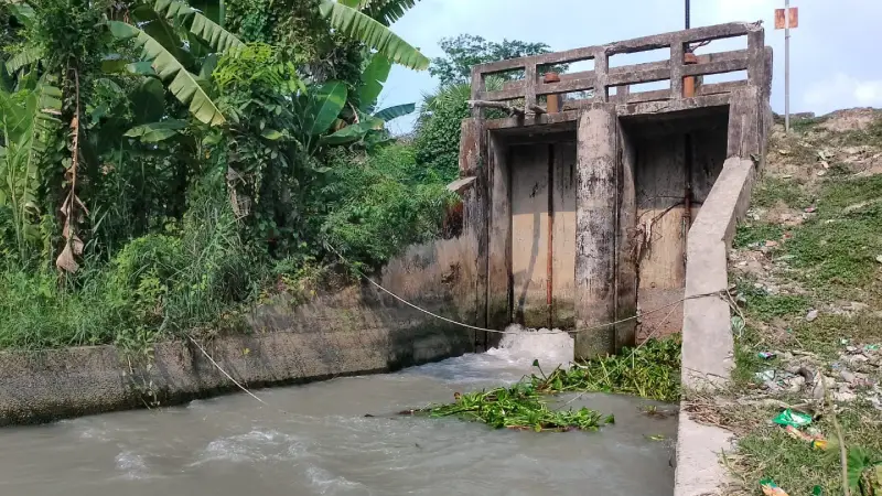 টুঙ্গিবাড়িয়ার স্লুইস গেট অচল, পাঁচ গ্রামের কৃষক চাষাবাদে বিপাকে টুঙ্গিবাড়িয়ার স্লুইস গেট অচল, পাঁচ গ্রামের কৃষক চাষাবাদে বিপাকে