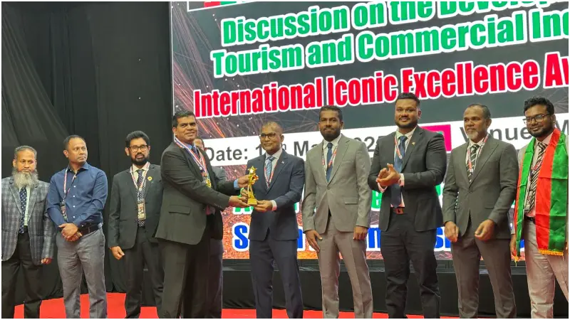মালদ্বীপে ইন্টারন্যাশনাল আইকোনিক এক্সিলেন্স এ্যাওয়ার্ড পেলেন ইউএস-বাংলার কামরুল ইসলাম মালদ্বীপে ইন্টারন্যাশনাল আইকোনিক এক্সিলেন্স এ্যাওয়ার্ড পেলেন ইউএস-বাংলার কামরুল ইসলাম