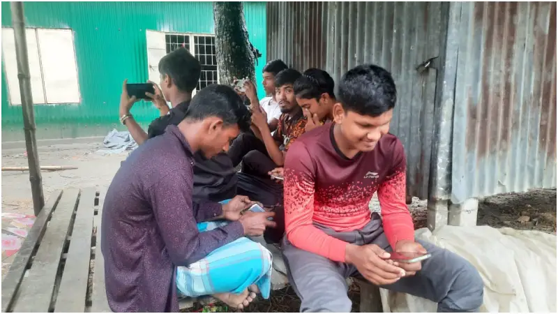 চরাঞ্চলের ছেলেমেয়েরাও এখন আসক্ত মোবাইল ফোনে চরাঞ্চলের ছেলেমেয়েরাও এখন আসক্ত মোবাইল ফোনে