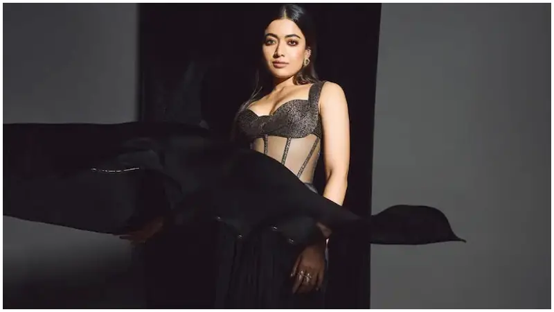 রাশমিকা মান্দানা দেখালেন, শাড়িও হতে পারে গ্ল্যামারাস ও আধুনিক রাশমিকা মান্দানা দেখালেন, শাড়িও হতে পারে গ্ল্যামারাস ও আধুনিক