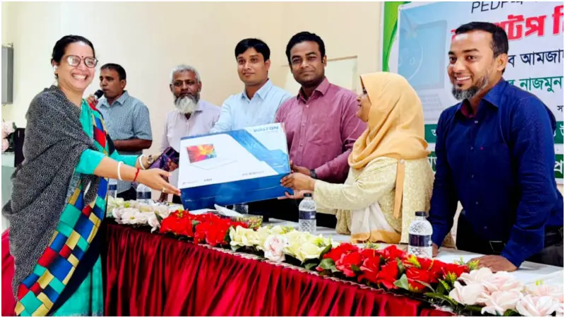 শিক্ষায় প্রযুক্তির ছোঁয়া, মতলবে প্রাথমিক বিদ্যালয়ে ল্যাপটপ প্রদান শিক্ষায় প্রযুক্তির ছোঁয়া, মতলবে প্রাথমিক বিদ্যালয়ে ল্যাপটপ প্রদান
