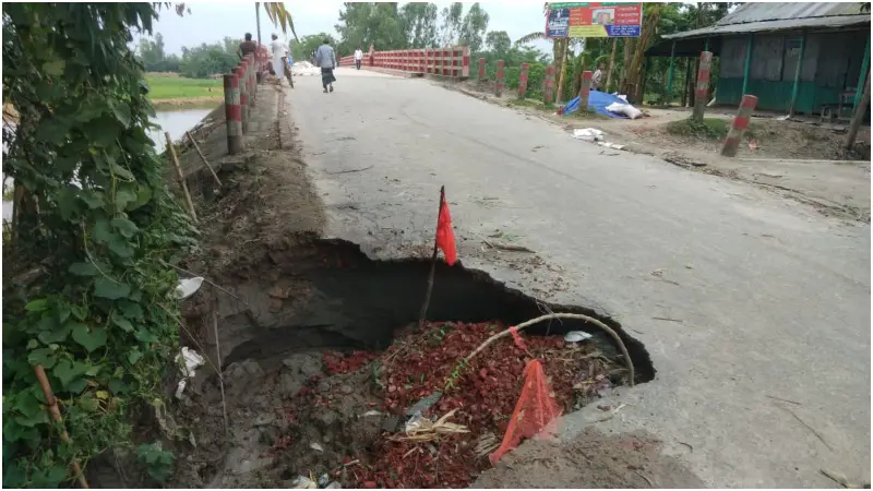 সাড়ে ৫ কোটি টাকার সড়ক, তবুও ধস: ভোগান্তিতে ২০ গ্রামের মানুষ সাড়ে ৫ কোটি টাকার সড়ক, তবুও ধস: ভোগান্তিতে ২০ গ্রামের মানুষ