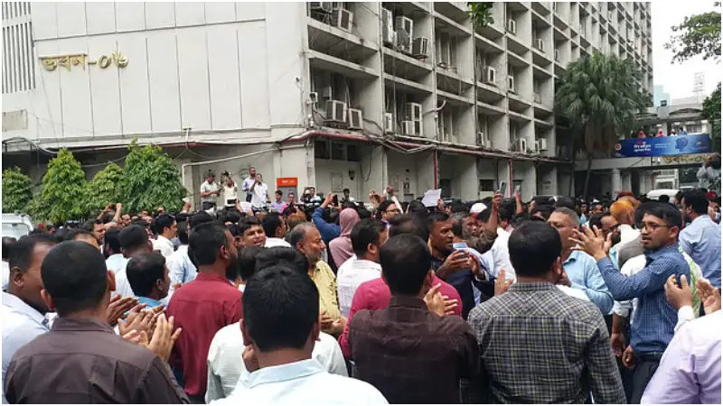 উত্তাল সচিবালয় এলাকা, বন্ধ করে দেয়া হয়েছে সবকটি গেইট উত্তাল সচিবালয় এলাকা, বন্ধ করে দেয়া হয়েছে সবকটি গেইট