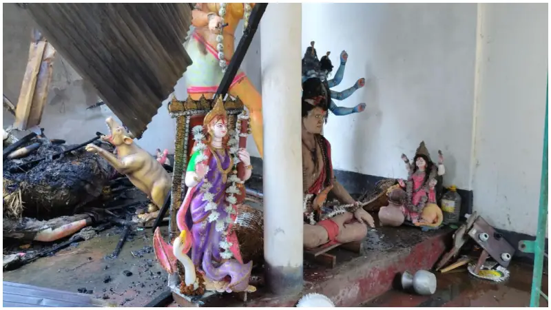মানিকগঞ্জে মন্দিরে আগুন দিয়েছে দুর্বৃত্তরা মানিকগঞ্জে মন্দিরে আগুন দিয়েছে দুর্বৃত্তরা