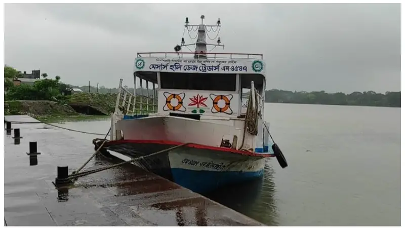 ভোলার নদীপথে লঞ্চ ও ফেরি চলাচল বন্ধ, যাত্রী ও যানবাহন আটকে দুর্ভোগে